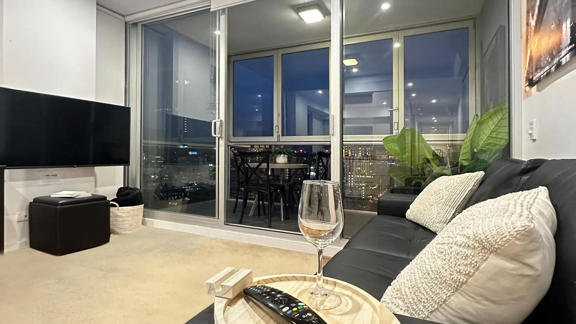 Penthouse Sky View Apartment Cbd 2Br Apartment Balcony Spa Access Sleeps 6 Adelaide
