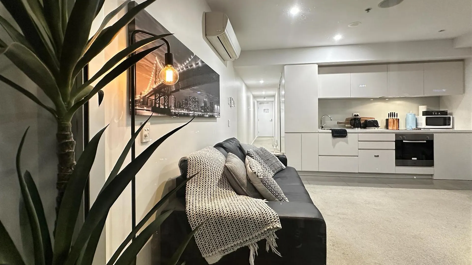 Penthouse Sky View Apartment Cbd 2Br Apartment Balcony Spa Access Sleeps 6 Adelaide 0*,  Australia